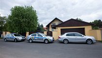 Policejní vozy a stříbrný superb, který údajně patří Rathovi, stáli v úterý před domem v Rudné u Prahy, kde bydlí Pancová s Kottem. Uvnitř probíhala domovní prohlídka. | na serveru Lidovky.cz | aktuální zprávy