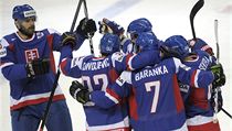 Slovenští hokejisté oslavují branku | na serveru Lidovky.cz | aktuální zprávy
