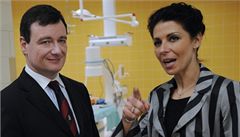 Rath v doprovodu editelky kladenské nemocnice Kateiny Pancové si prohlédl nové centrum akutní medicíny. Nemocnice údajn zakoupila do nového centra pedraené pístroje.