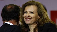 Valérie Trierweilerová,  Francois Hollande je otoený zády
