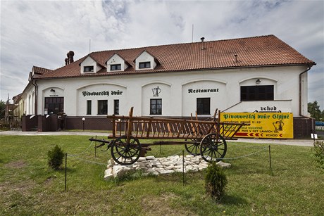První eský restauraní minipivovar Pivovarský dvr v Chýni u Prahy byl uveden do provozu na podzim roku 1992. Celý objekt, v nm se pivovar nachází, byl díve souástí hospodáských budov klátera a slouil k chovu dobytka. 