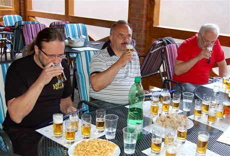 Pivní experti ochutnávají eské a slovenské leáky.