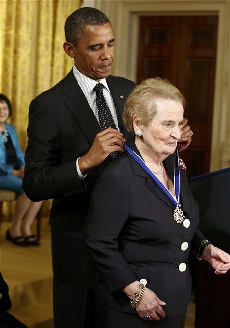 Prezident USA Barack Obama udlil 29. kvtna 2012 bývalé ministryni zahranií Madeleine Albrightové nejvyí americké vyznamenání - Medaili svobody.