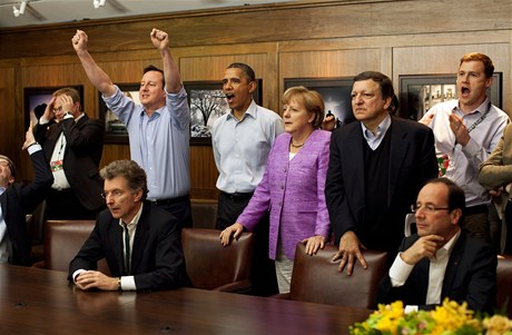 Merkelová, Cameron a Obama sledovali na G8 finále Ligy mistr 