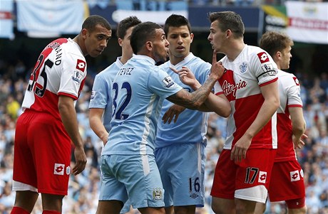 Záloník Queens Park Rangers Joey Barton (vpravo) se hádá s Carlosem Tévezem z Manchesteru City