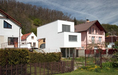 Malý objem domu i pes odliné tvarosloví, plochou stechu a konzolu nenásiln vstupuje do okolí. 