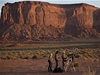 Polsední stíny zatmného slunce sledovali a fotili lidé v arizonské Monument Valley 