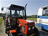 Traktor komplikuje dopravu v Letovicích na Blanensku.
