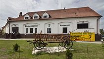První český restaurační minipivovar Pivovarský dvůr v Chýni u Prahy byl uveden do provozu na podzim roku 1992. Celý objekt, v němž se pivovar nachází, byl dříve součástí hospodářských budov kláštera a sloužil k chovu dobytka. | na serveru Lidovky.cz | aktuální zprávy
