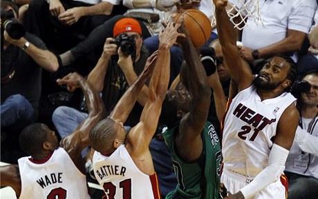 Basketbalisté Miami brání útok Bostonu