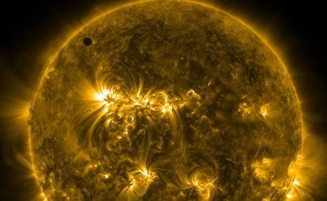 Pohled NASA z dalekohledu, kterým sleduje Slunce. Venuše je nahoře patrná jako tmavý bod. | na serveru Lidovky.cz | aktuální zprávy