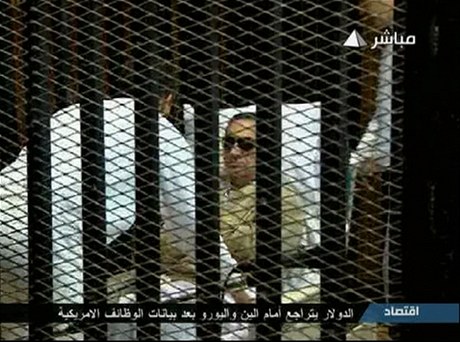 Husní Mubarak u soudu.
