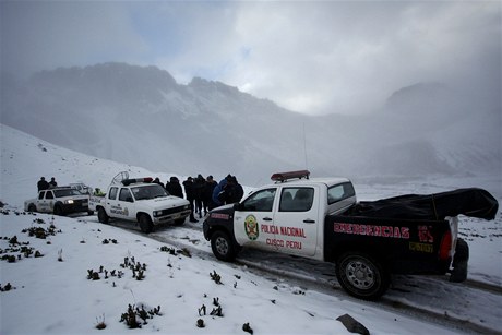 Policisté pátrají po zmizelé helikoptée. 