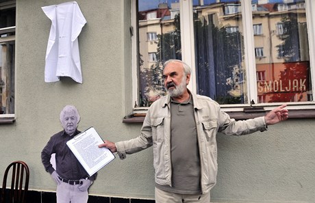 Reisér Zdenk Svrák odhalil 6. ervna v ulici ateckých v Praze pamtní desku vnovanou svému dlouholetému kolegovi Ladislavu Smoljakovi. 