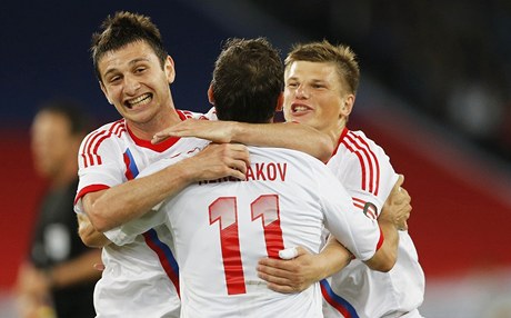 Radost fotbalist Ruska Aleksandra Kerakova (uprosted), Andreje Aravina (vpravo) a Alana Dzagojeva
