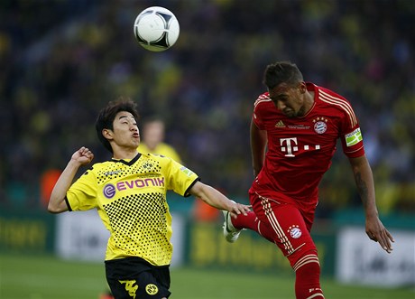 Záloník indi Kagawa (vlevo) jet v dresu Dortmundu v souboji s Davidem Alabou z Bayernu Mnichov 