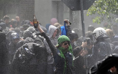 Zadreno bylo 63 demonstrant a 17 jich skonilo ve vazební cele. 