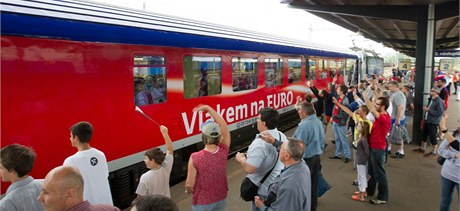 etí fotbalisté odjídjí na Euro vlakem.