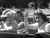 Britská královna Albta II. (tehdy jet princezna) bhem jízdy autem se svými rodii na snímku poízeném v roce 1941