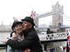 Brit objímá manelku ped Tower Bridge.