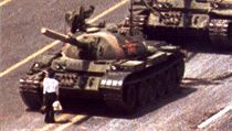 Ikonický snímek z náměstí Tchien-an-men: muž čelí tankům, jež proti... Ikonický snímek z náměstí Tchien-an-men: muž čelí tankům, jež proti...