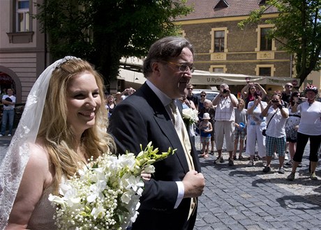Na svatbu prince Lobkowicze se pily podívat desítky lidí.