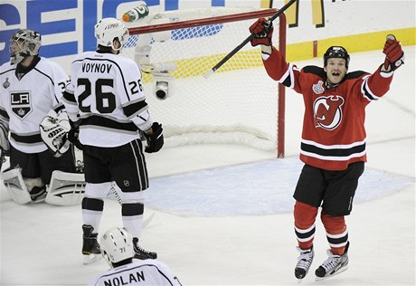 David Clarkson z New Jersey se raduje z gólu obránce Bryce Salvador v zápase proti Los Angeles