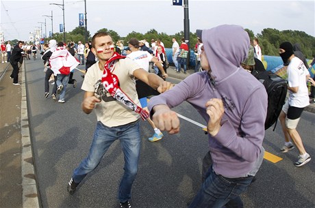 Rutí a poltí ultras se do sebe ve Varav pustili