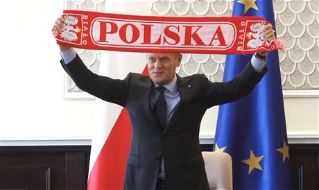 Skandující premiér. Donald Tusk popál fotbalistm tstí na konci jednání vlády. 