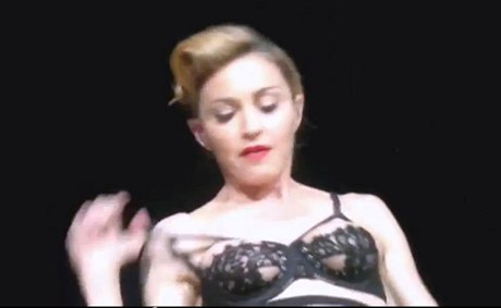 Madonna ukázala na istanbulském koncert bradavku