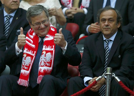 éf UEFA Michel Platini (vpravo) a polský prezident Bronislaw Komorowski
