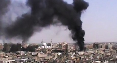 Vojáci ostelují Homs (snímek pevzatý z TV vysílání)