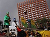 Demonstranti protestují v maskách na stee autobusu proti zasedání zemí G20