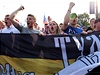 Rutí fotbaloví fanouci pochodují Varavou