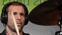 Brankář reprezentace Petr Čech si v Českém domě ve Vratislavi zahrál na bicí společně s kapelou Eddie Stoilow | na serveru Lidovky.cz | aktuální zprávy