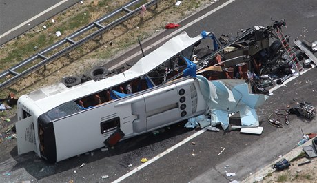 Na leteckém snímku autobusu je vidt, jak niivý náraz byl