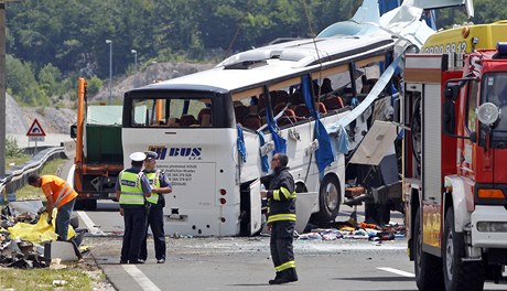 Policisté a zahranái na míst tragédie