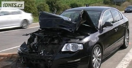 Policejní passat stíhal na D11 piráta, srazil se s kamionem