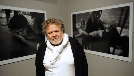 Antonín Kratochvíl v expozici Domovina v praské Leica Gallery