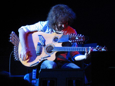 Pat Metheny hraje na svou dvaatyicetistrunnou kytaru