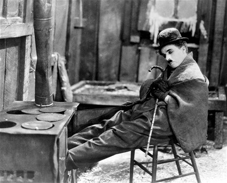 Charlie Chaplin ve slavném filmu Zlaté opojení