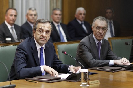 ecký premiér Antonis Samaras (vlevo) a mnistr financí Vasilis Rapanos na prvním jednání novéhho kabinetu. 