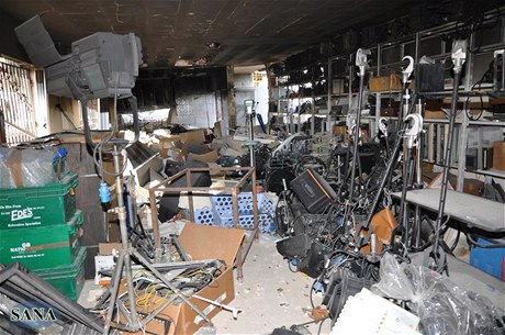 Skupina ozbrojenc zdemolovala syrskou provládní televizní stanici Al-Ichbáríja