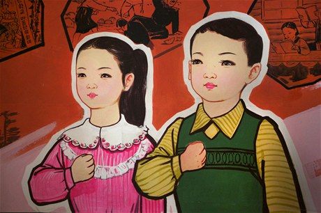 Propagandistický plakát ve kolce v severokorejské metropoli. 