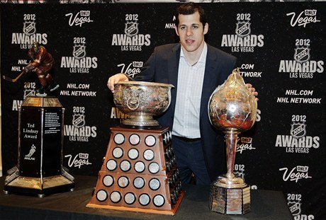 Ruský hokejový útoník Jevgenij Malkin z Pittsburghu s trofejemi za uplynulý roník NHL