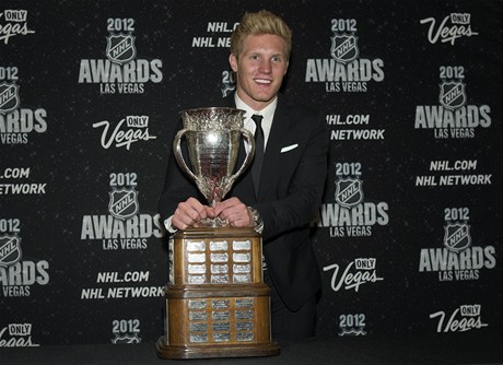 Nejlepím novákem (Calder Memorial Trophy) byl útoník Gabriel Landeskog z Colorada