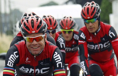 Australský cyklista Cadel Evans (vlevo) na tréninku ped Tour de France, kde bude obhajovat prvenství