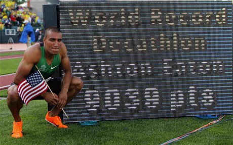 Amerian Ashton Eaton pekonal svtový rekord v desetiboji.