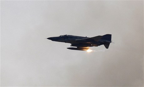 Turecká stíhaka F-4 (ilustraní foto)