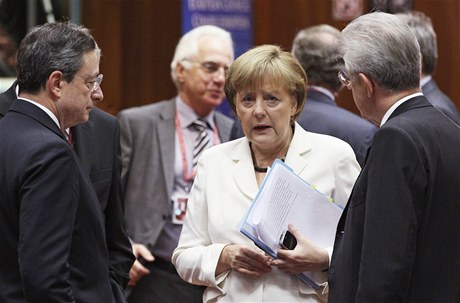 Prezident Evropské centrální banky Mario Draghi (vlevo) a italský premiér  Mario Monti (vpravo) naslouchají nmecké kancléce Angele Merkelové.